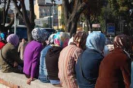 Women ready to go into Istanbul mosque